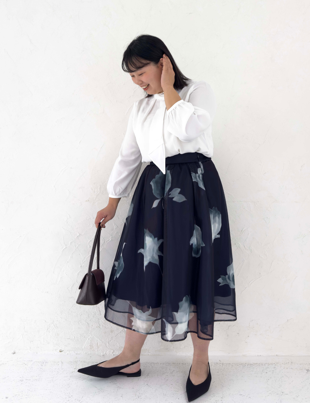 CINEMATIQ オーガンジースカート ネイビー 斜め モデル着用