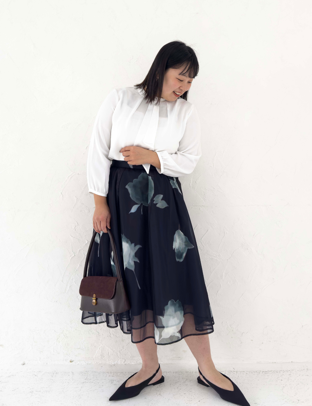 CINEMATIQ オーガンジースカート ネイビー 斜め モデル着用