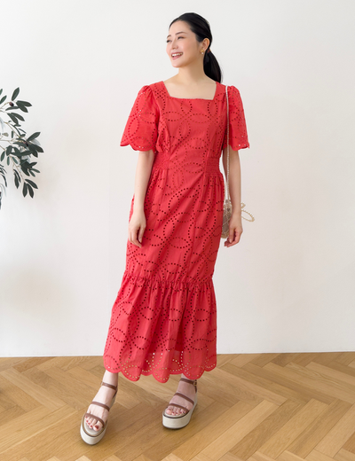 CINEMATIQ 2wayレースマーメイドワンピ ブリックレッド 正面 モデル着用