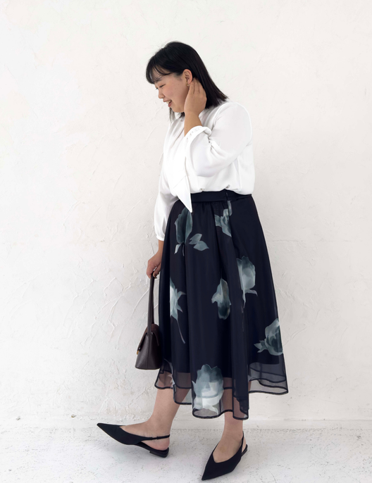 CINEMATIQ オーガンジースカート ネイビー 横 モデル着用