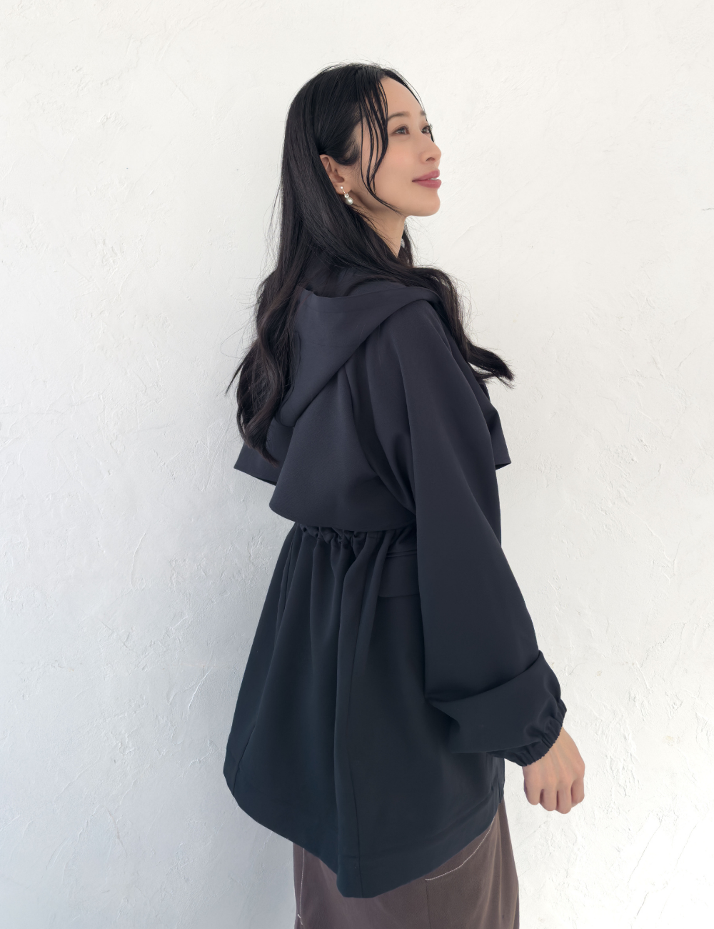 CINEMATIQ 【日本製制電生地】デイリーBAGレインコート ネイビー アップ モデル着用