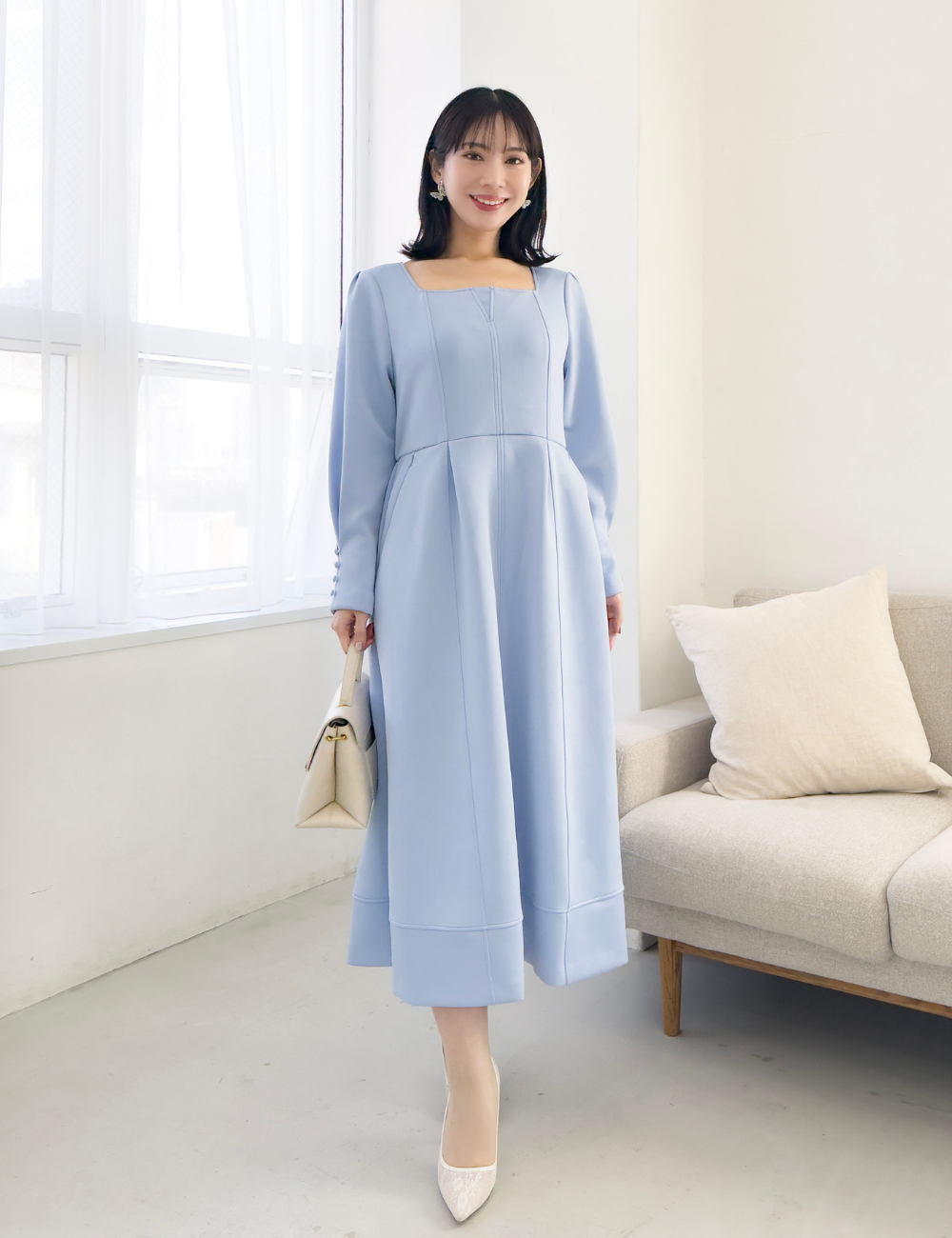 CINEMATIQ キーネックポンチワンピ ライトブルー 正面 モデル着用