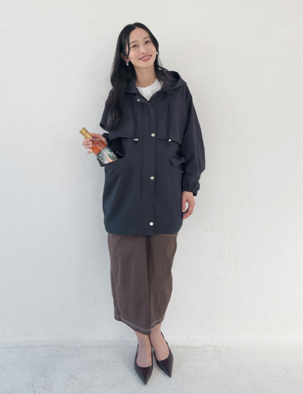 CINEMATIQ 【日本製制電生地】デイリーBAGレインコート ネイビー 正面 モデル着用