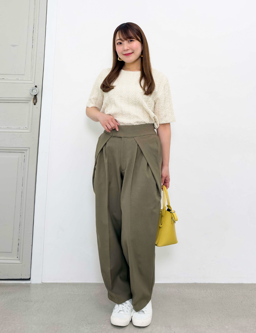 CINEMATIQ 低身長さん専用パンツ カーキ 正面 モデル着用