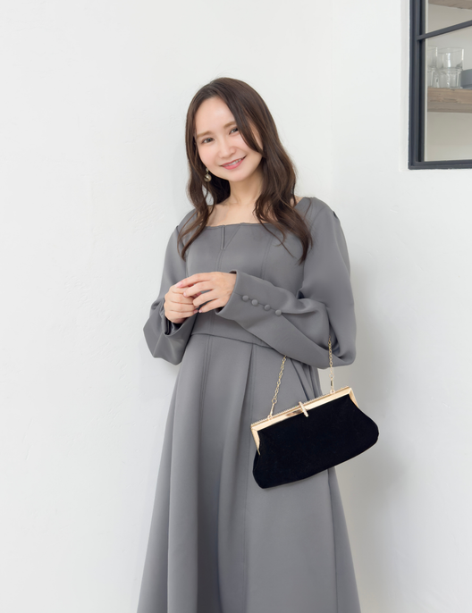 CINEMATIQ キーネックポンチワンピ グレー アップ モデル着用