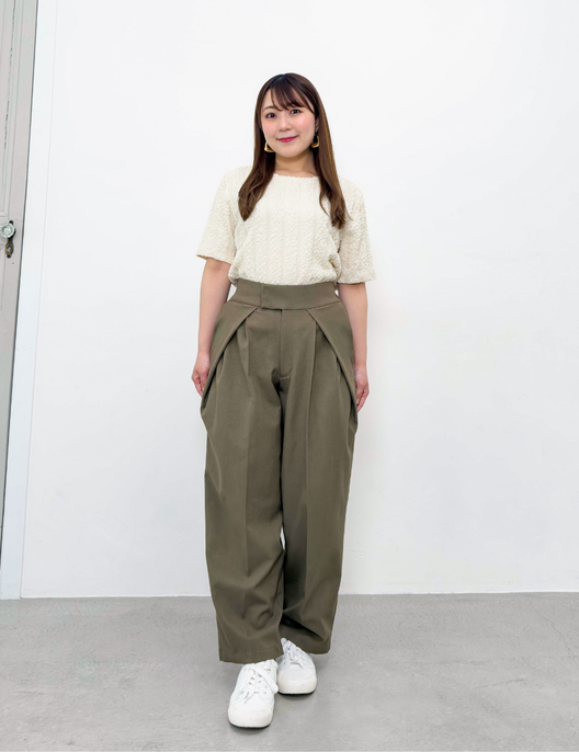 CINEMATIQ 低身長さん専用パンツ カーキ 正面 モデル着用