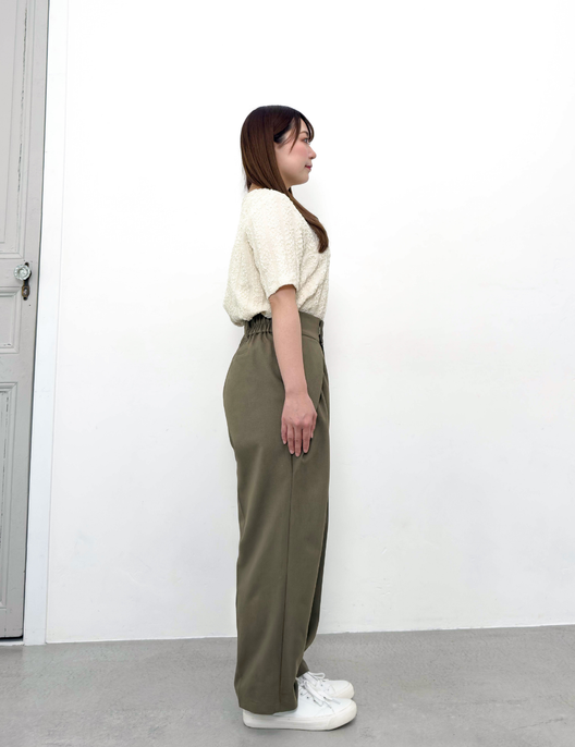 CINEMATIQ 低身長さん専用パンツ カーキ 横 モデル着用