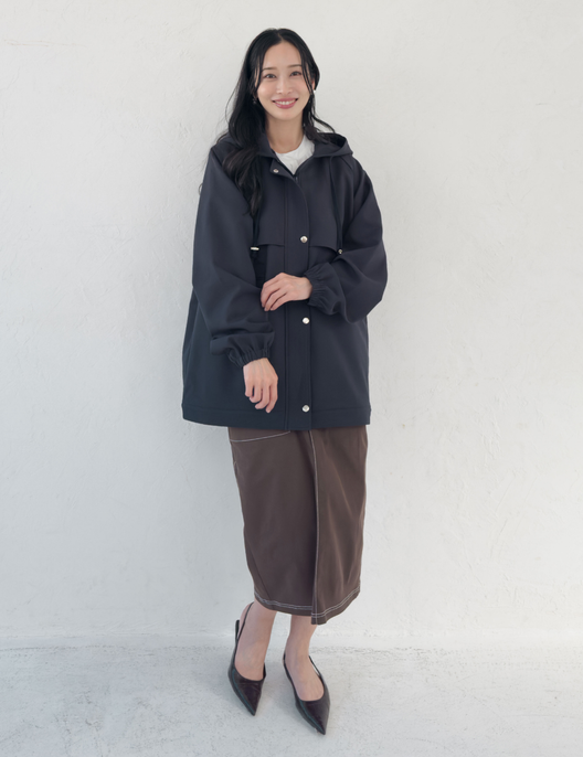 CINEMATIQ 【日本製制電生地】デイリーBAGレインコート サンドベージュ 正面 モデル着用