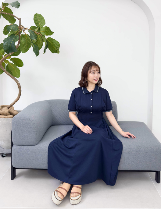 CINEMATIQ リアルフリーポロワンピ ネイビー 正面 モデル着用