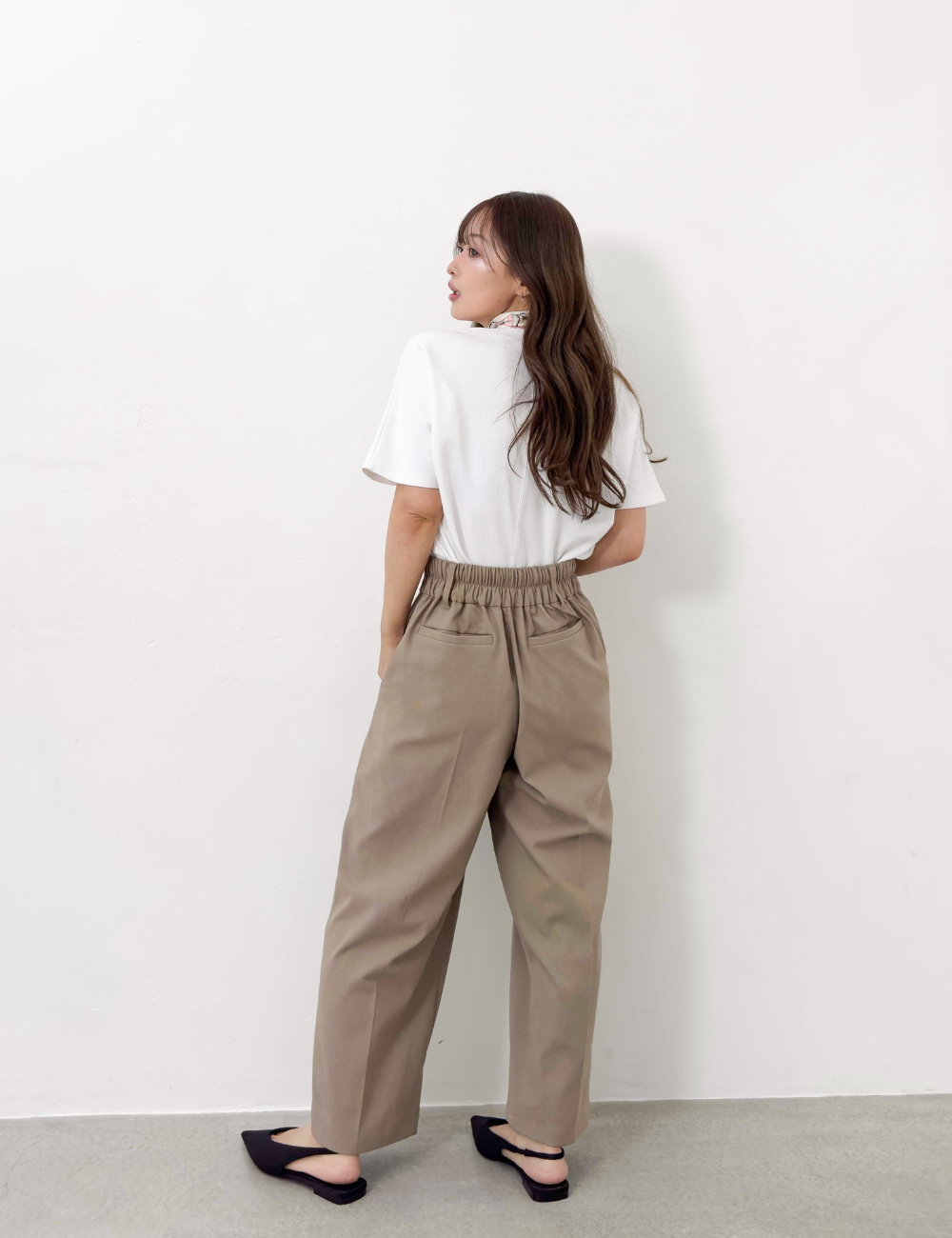 CINEMATIQ 低身長さん専用パンツ モカ 背面 モデル着用