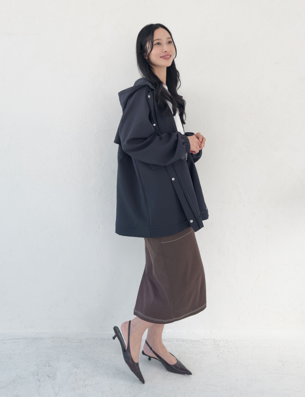 CINEMATIQ 【日本製制電生地】デイリーBAGレインコート ネイビー 横 モデル着用