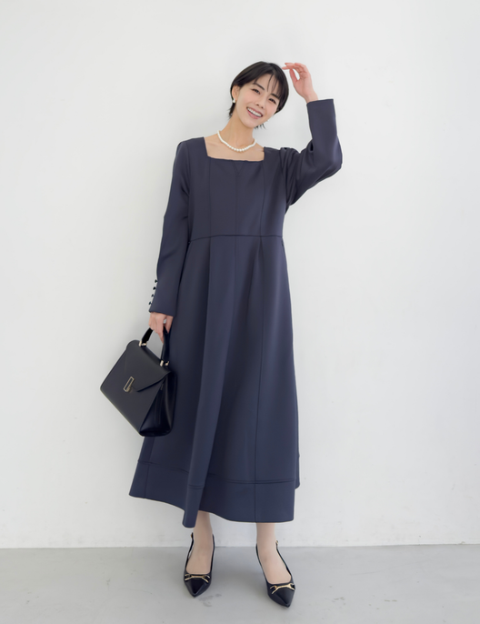 CINEMATIQ キーネックポンチワンピ ネイビー 正面 モデル着用