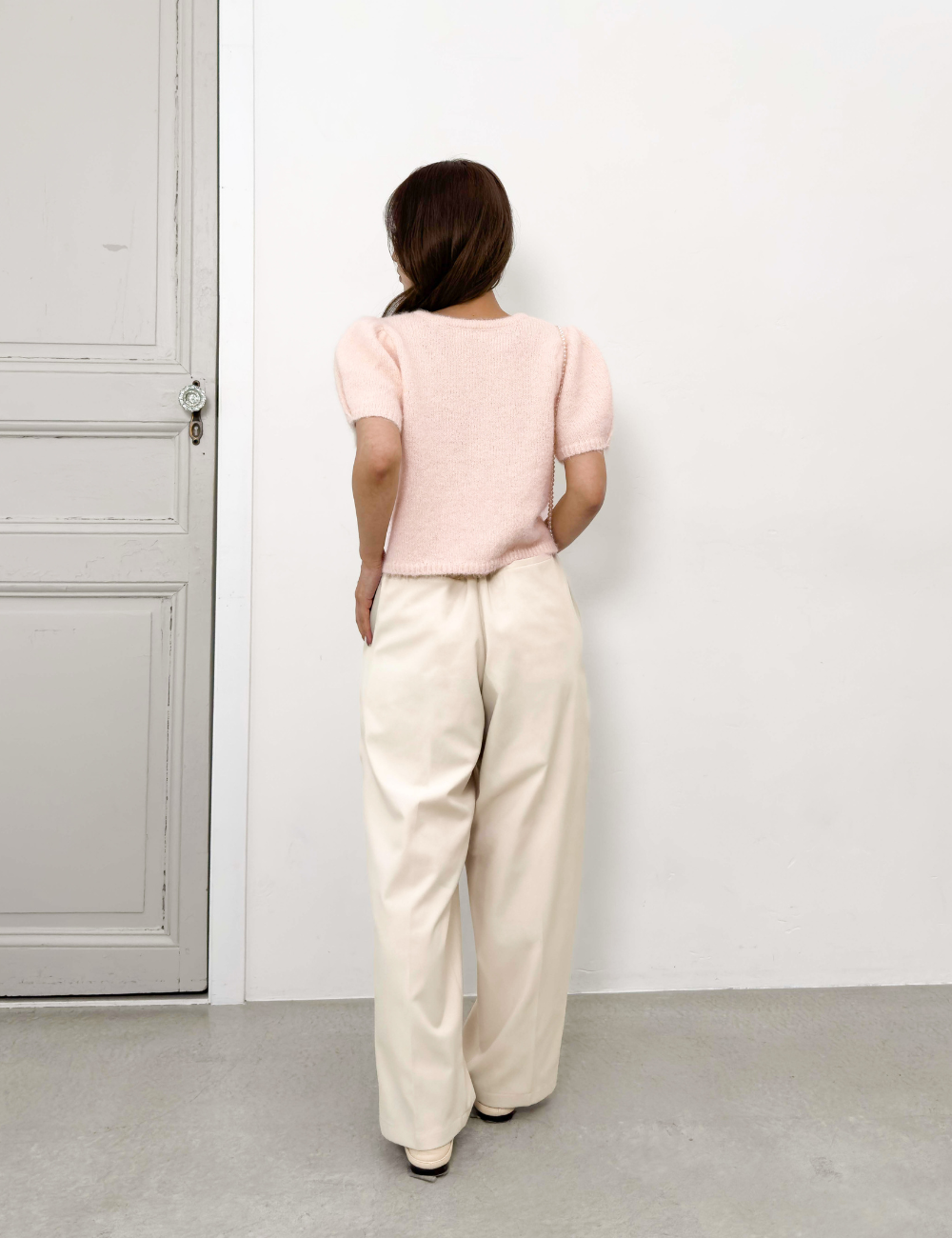 CINEMATIQ 低身長さん専用パンツ ベージュ 背面 モデル着用