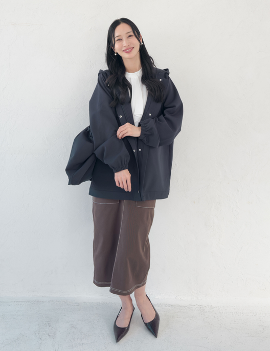 CINEMATIQ 【日本製制電生地】デイリーBAGレインコート ネイビー 正面 モデル着用