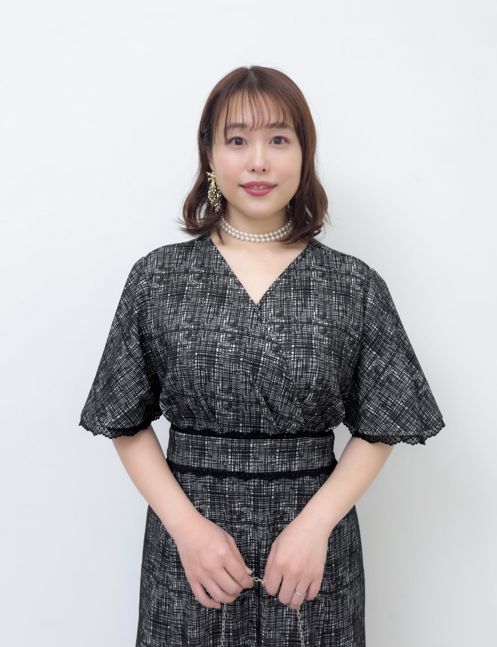 CINEMATIQ レーストリムストレッチワンピ ブラック アップ モデル着用