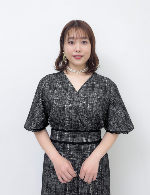 CINEMATIQ レーストリムストレッチワンピ ブラック アップ モデル着用