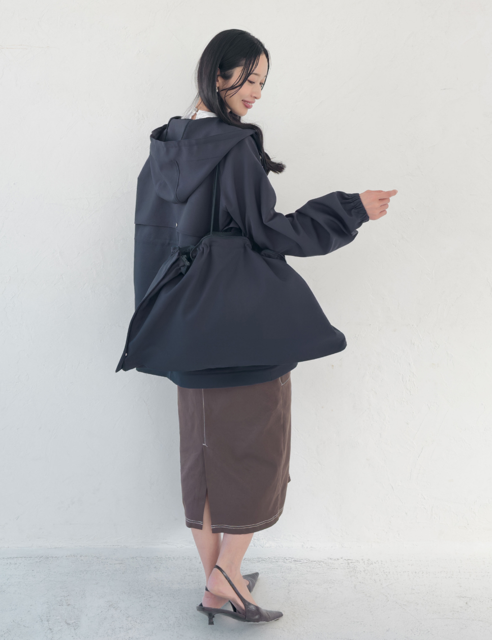 CINEMATIQ 【日本製制電生地】デイリーBAGレインコート ネイビー 背面 モデル着用