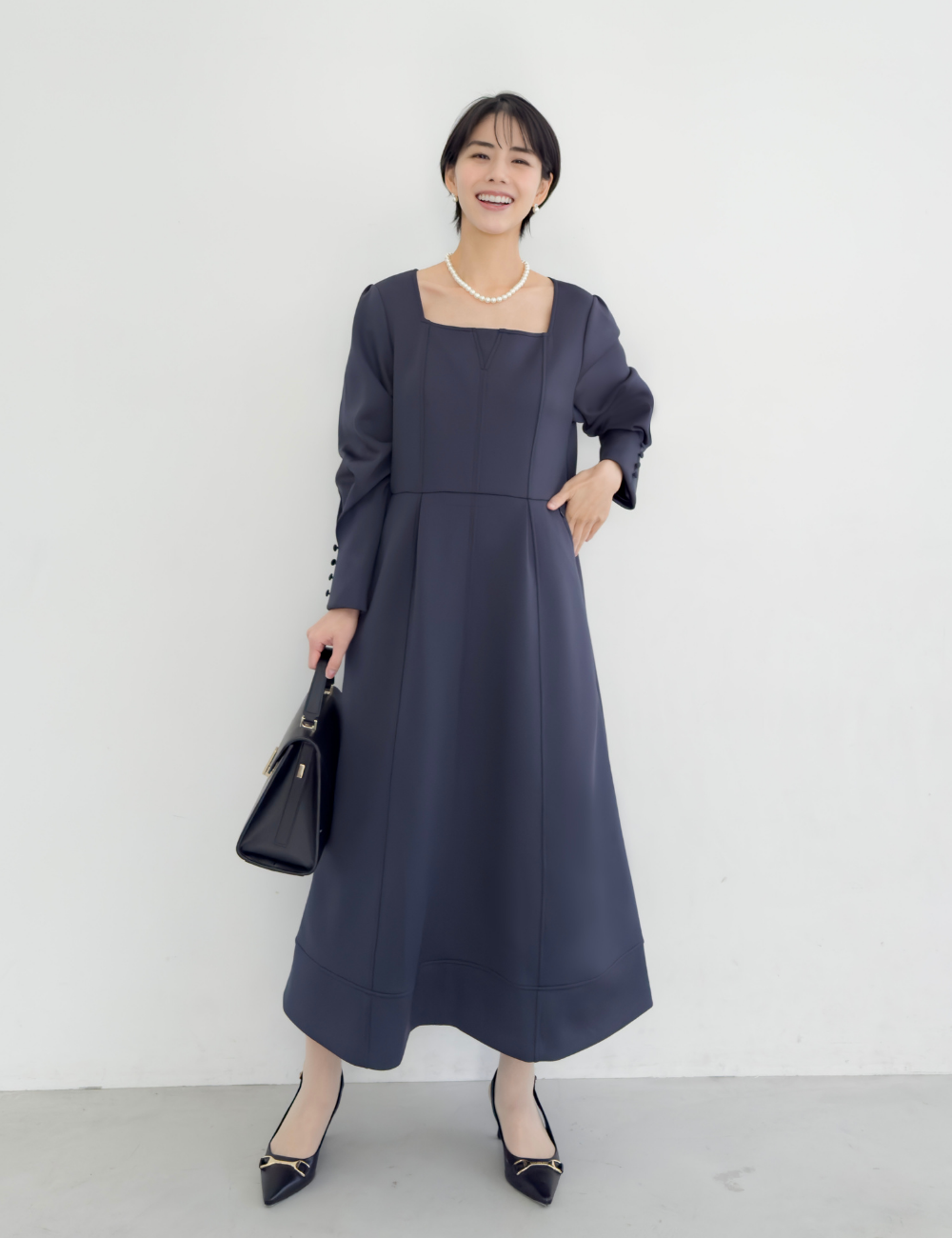 CINEMATIQ キーネックポンチワンピ ネイビー 正面 モデル着用