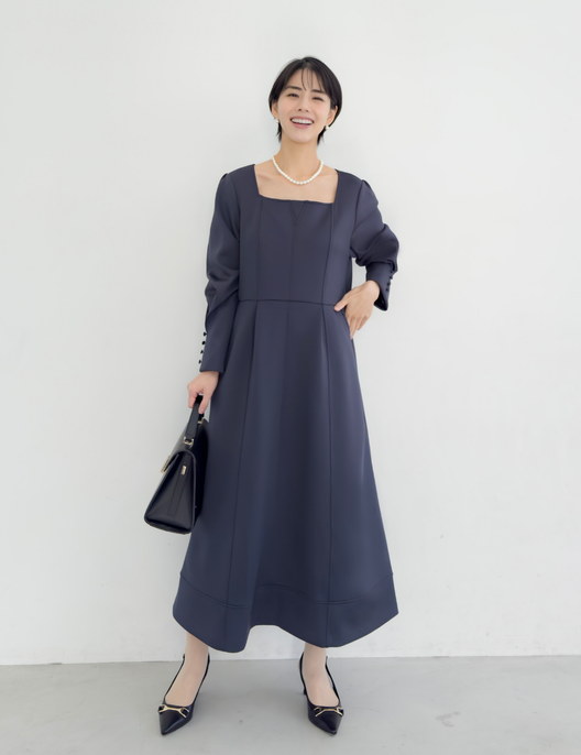 CINEMATIQ キーネックポンチワンピ ネイビー 正面 モデル着用