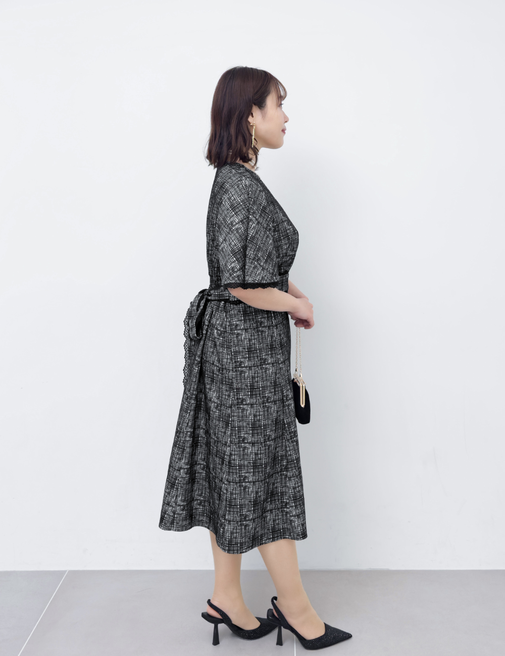 CINEMATIQ レーストリムストレッチワンピ ブラック 側面 モデル着用