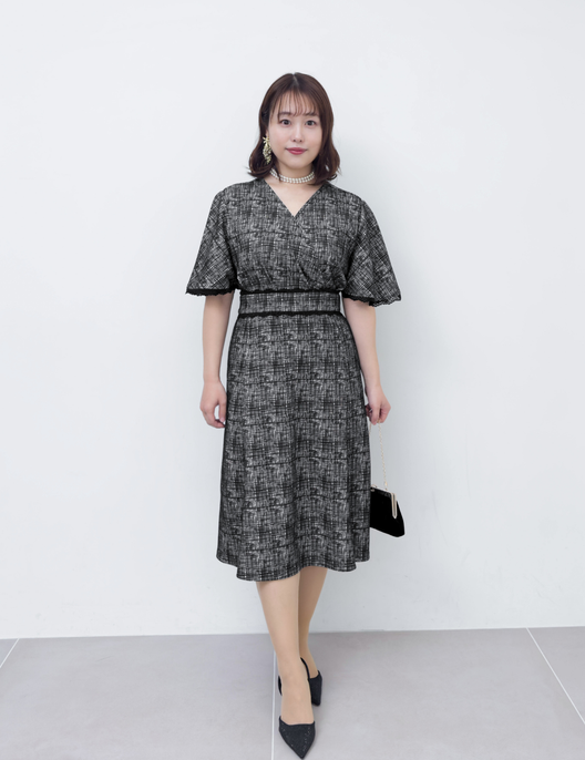 CINEMATIQ レーストリムストレッチワンピ ブラック 正面 モデル着用