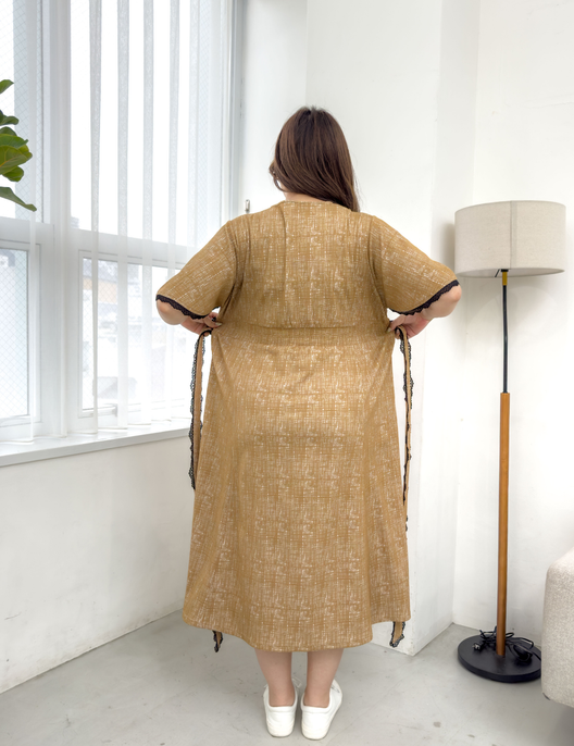 CINEMATIQ レーストリムストレッチワンピ ブラウン 背面 モデル着用