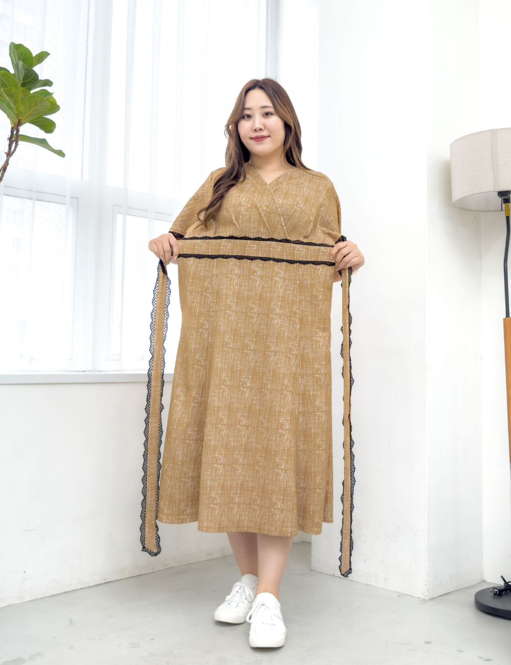 CINEMATIQ レーストリムストレッチワンピ ブラウン 正面 モデル着用