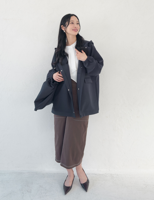 CINEMATIQ 【日本製制電生地】デイリーBAGレインコート ネイビー 正面 モデル着用