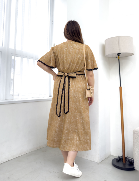 CINEMATIQ レーストリムストレッチワンピ ブラウン 背面 モデル着用