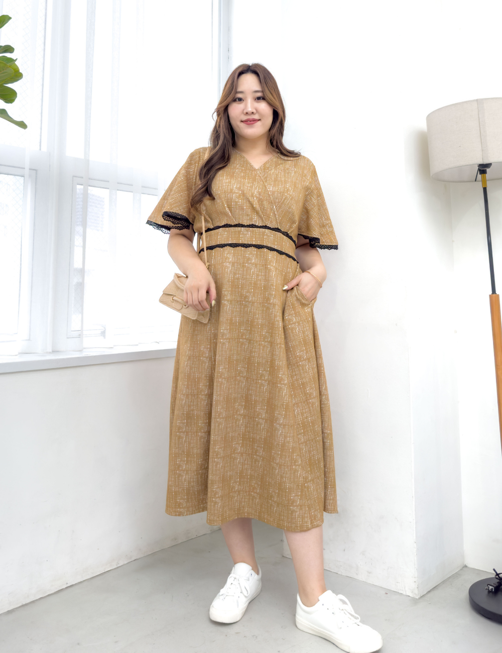 CINEMATIQ レーストリムストレッチワンピ ブラウン 正面 モデル着用