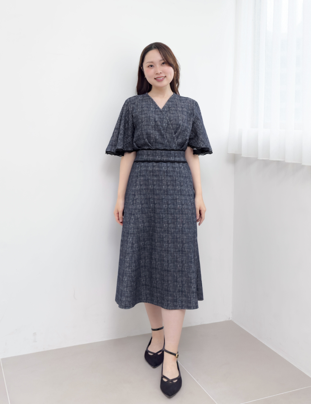 CINEMATIQ レーストリムストレッチワンピ ネイビー 正面 モデル着用