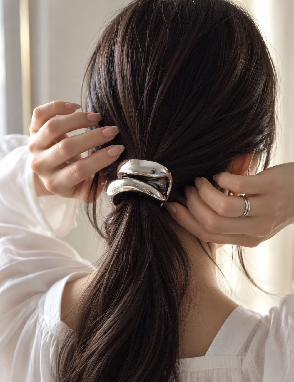 Voluminous metal hair tie