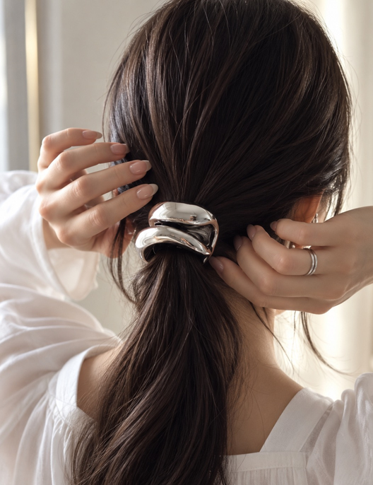 Voluminous metal hair tie