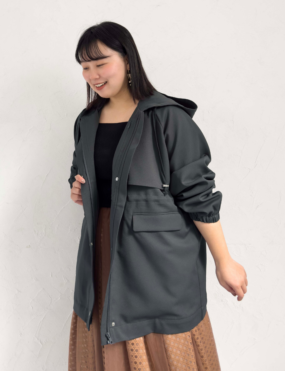 CINEMATIQ 【日本製制電生地】デイリーBAGレインコート ダークグレー アップ モデル着用