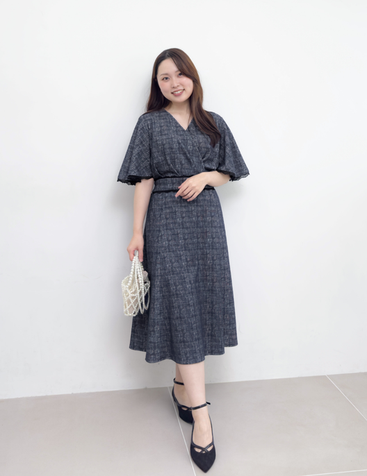 CINEMATIQ レーストリムストレッチワンピ ネイビー 正面 モデル着用