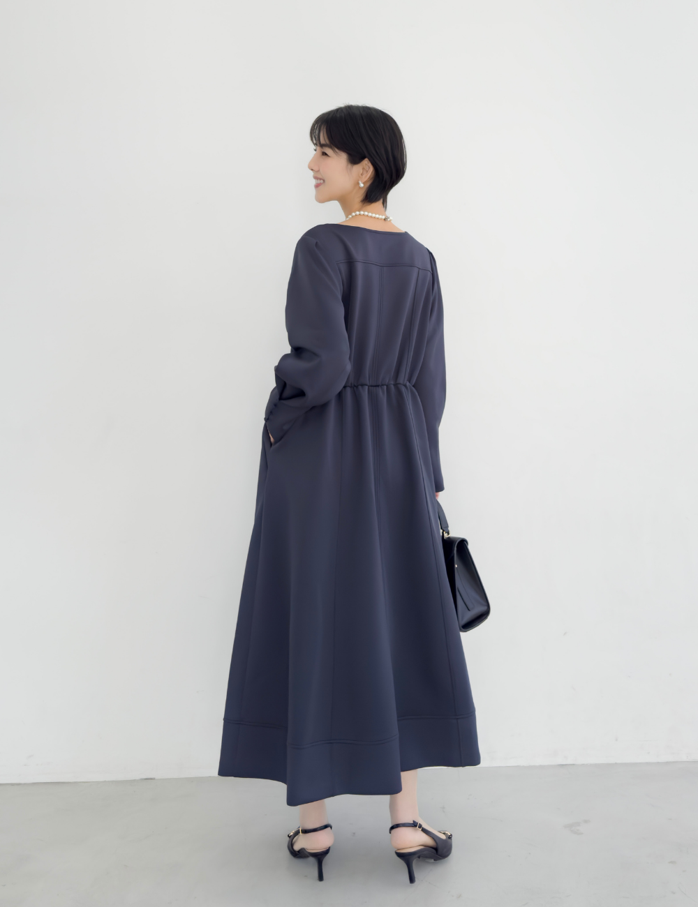 CINEMATIQ キーネックポンチワンピ ネイビー 背面 モデル着用