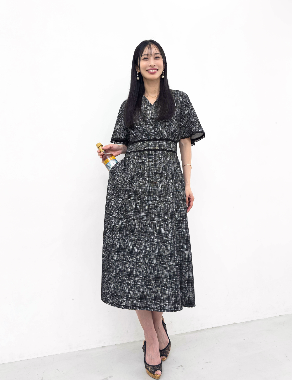 CINEMATIQ レーストリムストレッチワンピ ブラック 正面 モデル着用