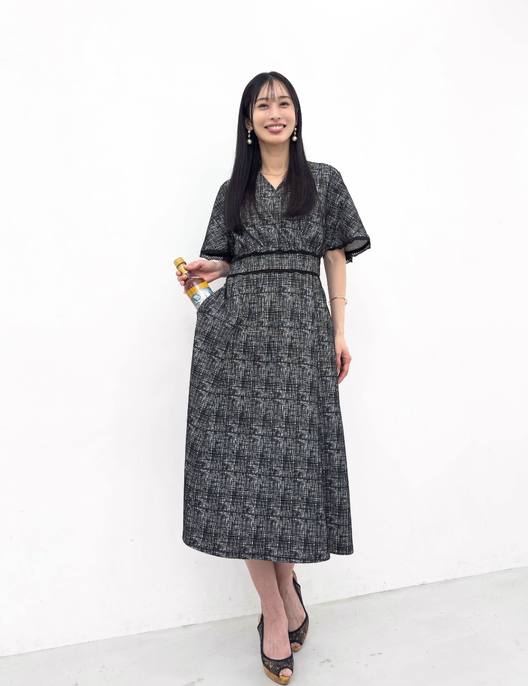 CINEMATIQ レーストリムストレッチワンピ ブラック 正面 モデル着用