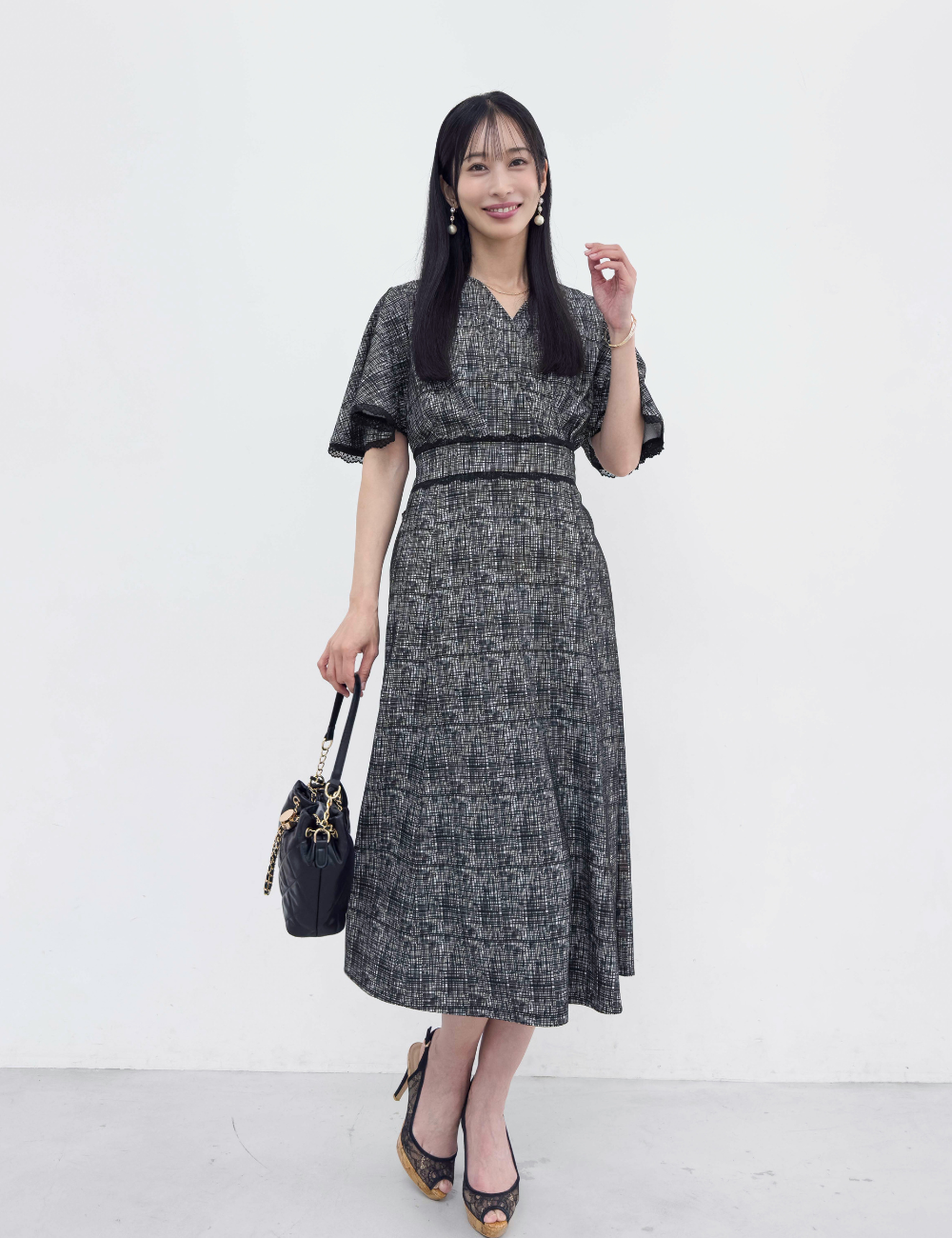 CINEMATIQ レーストリムストレッチワンピ ブラック 正面 モデル着用