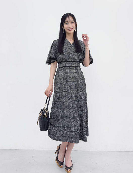 CINEMATIQ レーストリムストレッチワンピ ブラック 正面 モデル着用