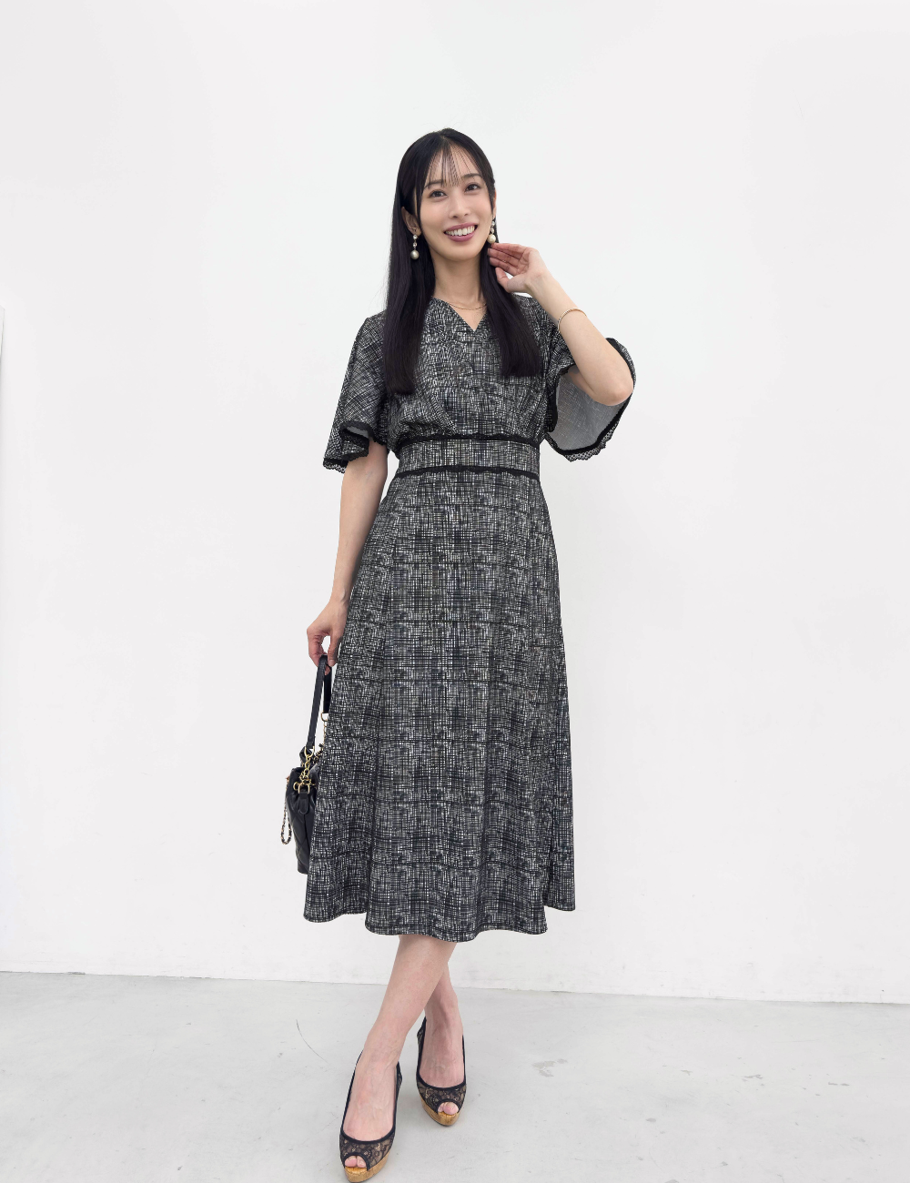 CINEMATIQ レーストリムストレッチワンピ ブラック 正面 モデル着用