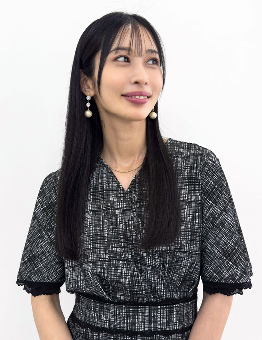 CINEMATIQ レーストリムストレッチワンピ ブラック アップ モデル着用