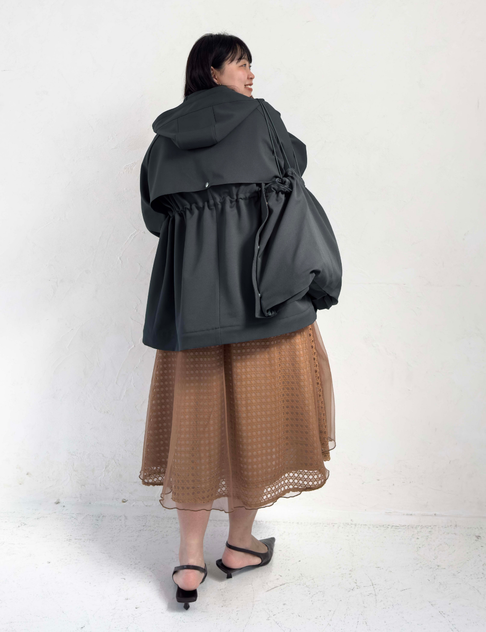 CINEMATIQ 【日本製制電生地】デイリーBAGレインコート ダークグレー 背面 モデル着用