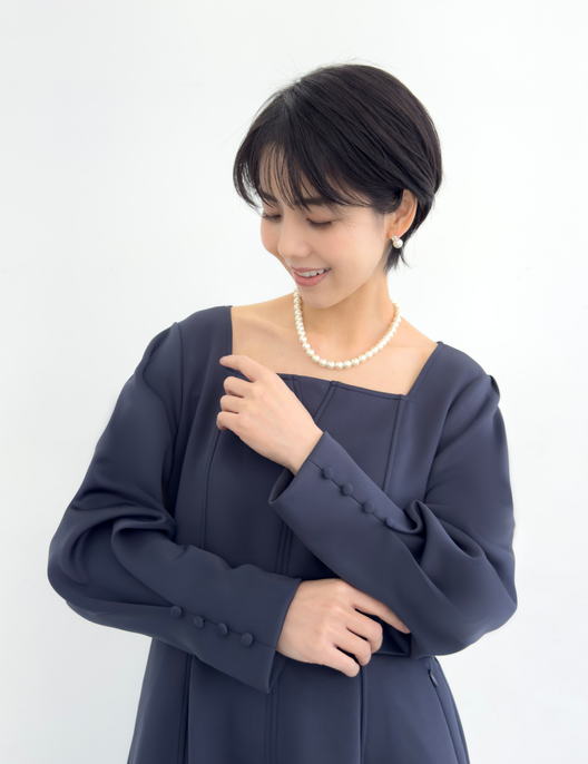 CINEMATIQ キーネックポンチワンピ ネイビー アップ モデル着用