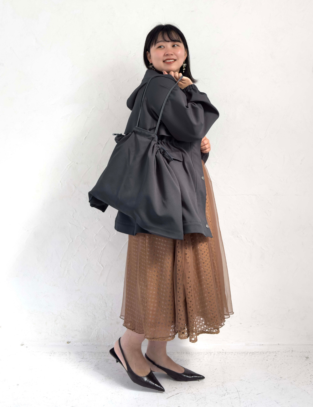 CINEMATIQ 【日本製制電生地】デイリーBAGレインコート ダークグレー 横 モデル着用