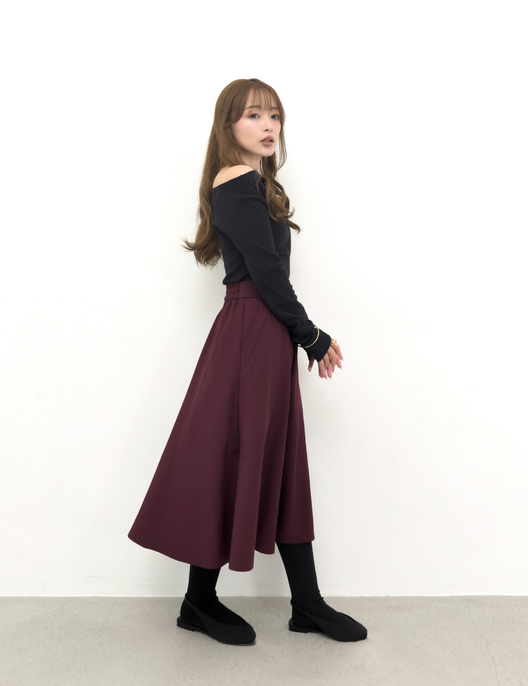 CINEMATIQ ピンタックフレアスカート ボルドー 横 モデル着用