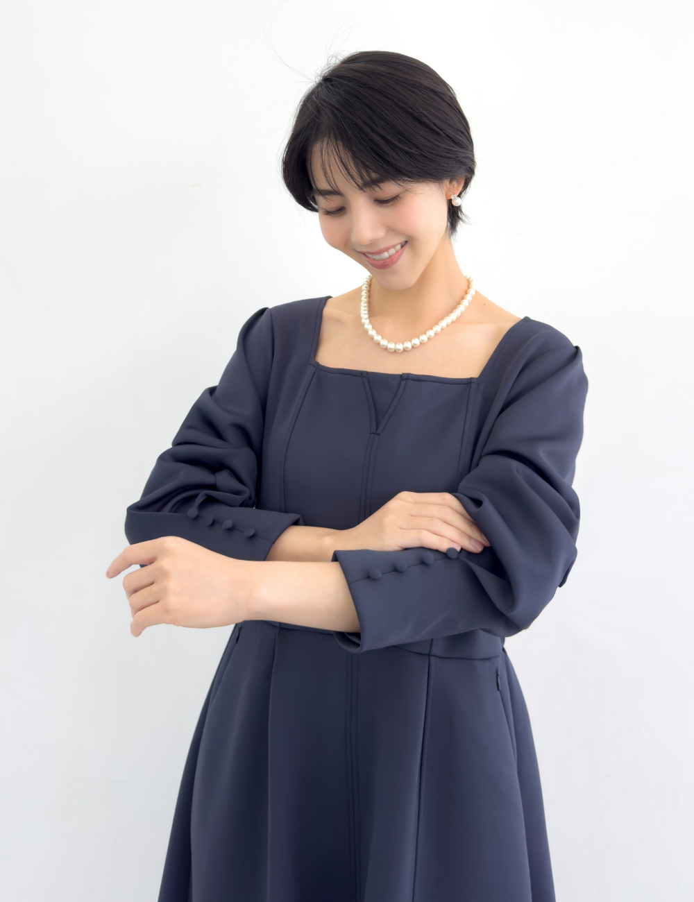 CINEMATIQ キーネックポンチワンピ ネイビー アップ モデル着用