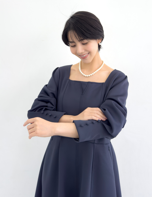 CINEMATIQ キーネックポンチワンピ ネイビー アップ モデル着用