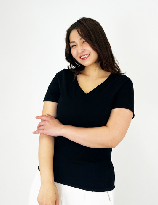 Enchanted Corset 日本製　日本製　ShuttoブラTシャツ ブラック 正面 モデル着用
