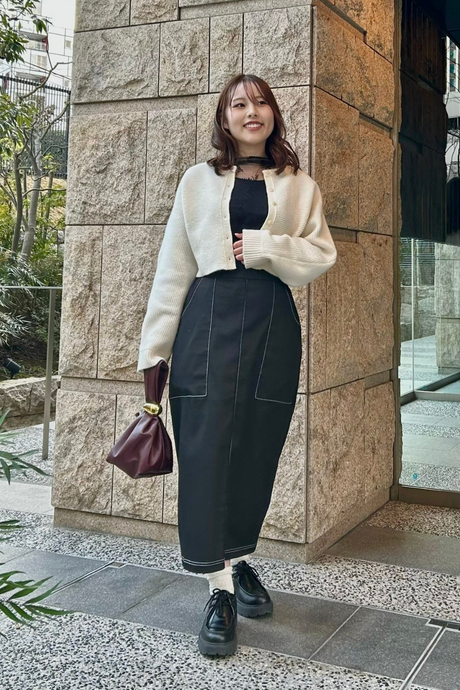 カジュアルスカートでモノトーンコーディネート